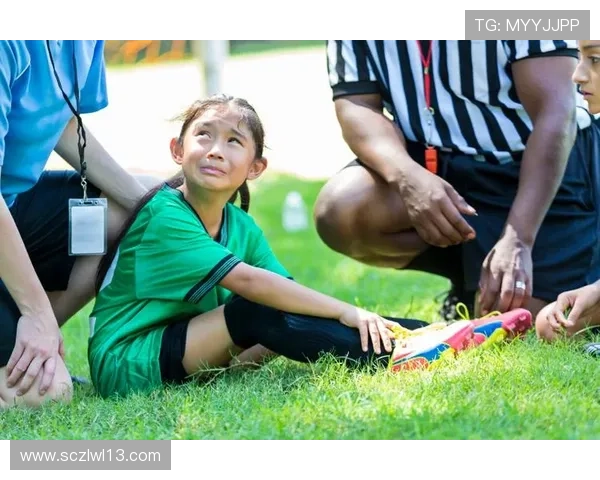 足球明星受伤后绷带包扎的瞬间展现运动员拼搏精神与坚韧不拔的毅力